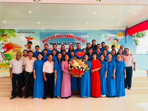 Lãnh đạo huyện Nghi Lộc chung vui ngày khai giảng năm học mới với các trường học trên địa bàn xã Nghi Hưng