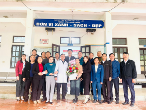 TT đảng ủy, HĐND, lãnh đạo UBND, UB MTTQ, các ban nghành đoàn thể xã Nghi Hưng tặng hoa chúc mừng 69 năm ngày thầy thuốc Việt Nam